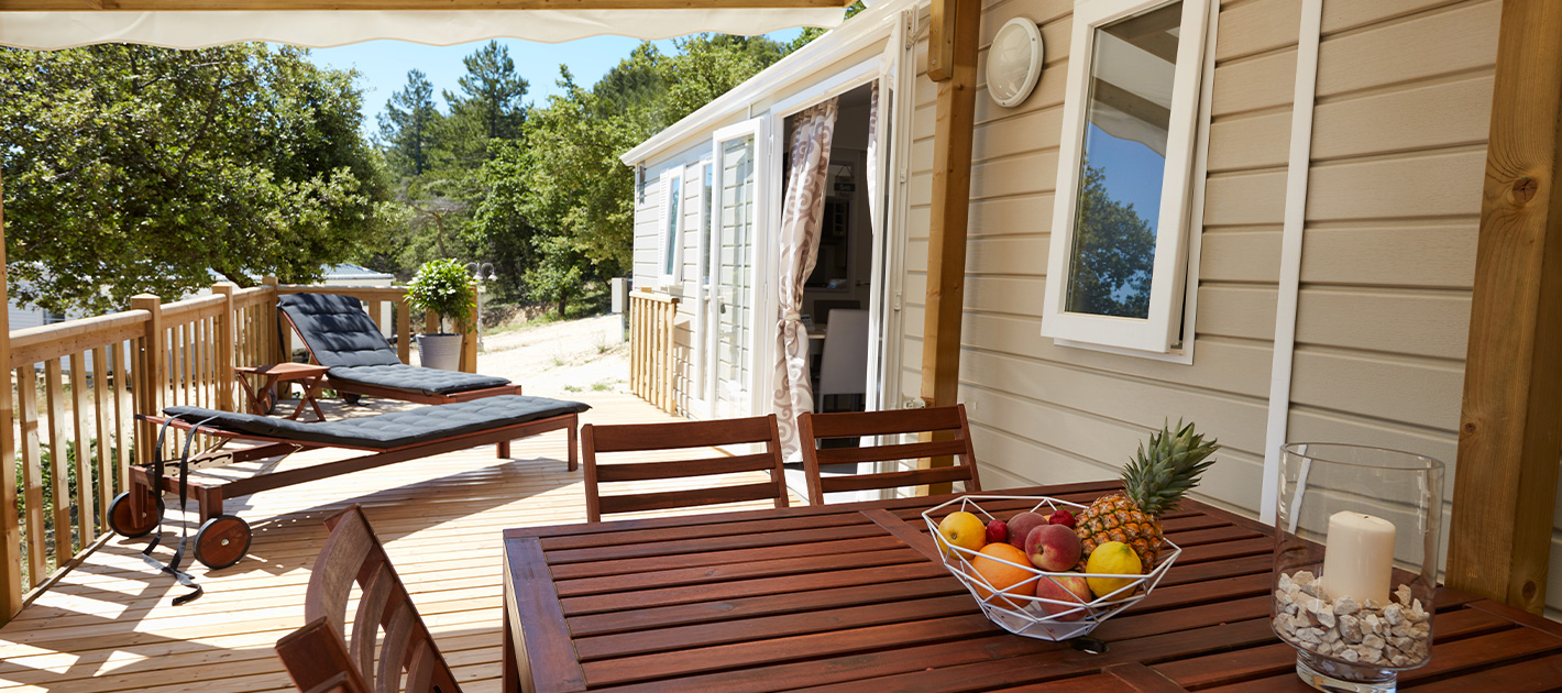 Terrasse d'un mobil home du camping le Pipiou