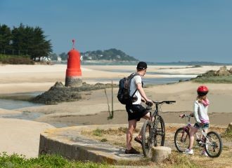 Sur la terre, proche de la mer en Bretagne