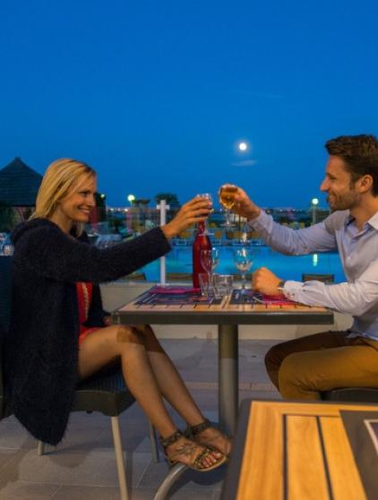 couple eating dinner lac des reves